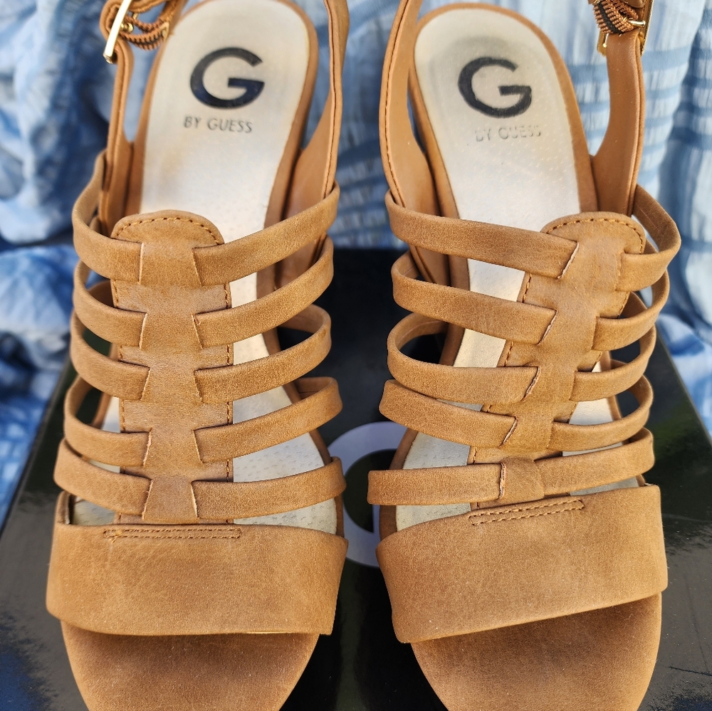 NEW GUESS WEDGE HEELS SIZE 9.5  STRAPY WITH BUCKLE